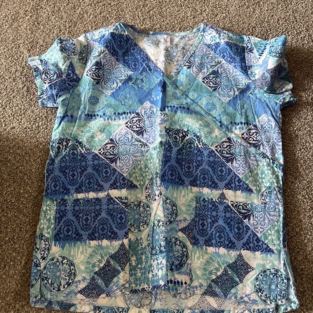 Women's Just Be‎ Scrub Top Size M Pockets Purples Blues Paisley Print